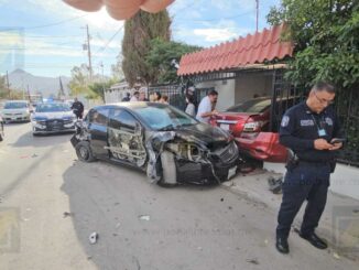 Camión de basura por falla mecánica choca contra dos vehículos y viviendas