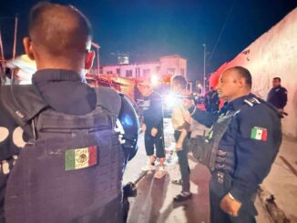 Rescatan a hombre de incendio en la zona centro