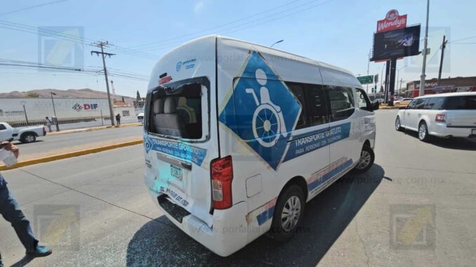 Choque entre urbano y transporte oficial deja dos personas con discapacidad lesionadas