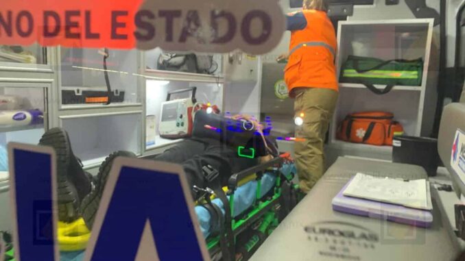 Choca pickup contra camión de pasajeros; una adulta mayor resulta lesionada