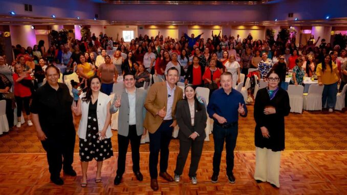 Felicita alcalde Bonilla a mamás de Chihuahua por su día