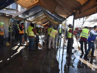 Limpian el centro histórico comerciantes y cuadrillas municipales