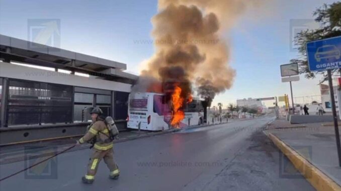 Bowí se incendia en la avenida Universidad sin dejar personas heridas