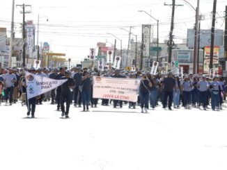 Participan cientos de trabajadoras y trabajadores en desfile del 1 de Mayo