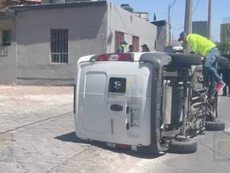 Vuelca en avenida Tecnológico tras chocar contra camellón