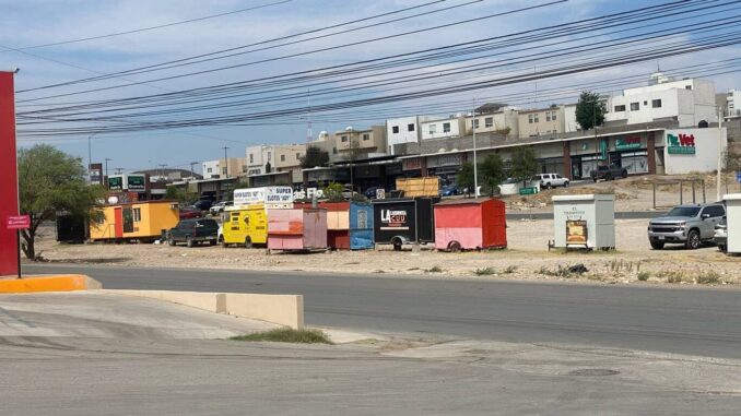 Avanza retiro de puestos ambulantes en zona Reliz conforme a lo notificado
