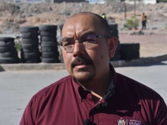 Multan con más de 46 mil pesos a hombre responsable de tirar llantas en vía pública