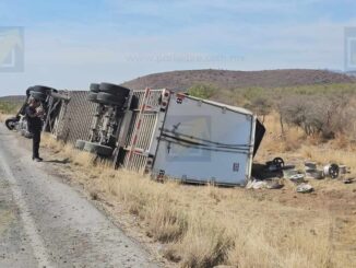 Tráiler vuelca en carretera Juárez-Chihuahua
