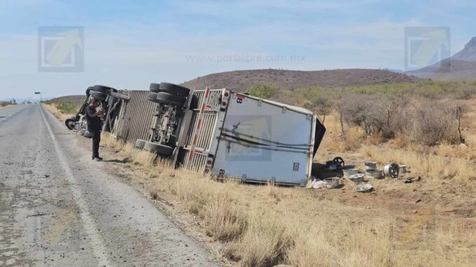 Tráiler vuelca en carretera Juárez-Chihuahua