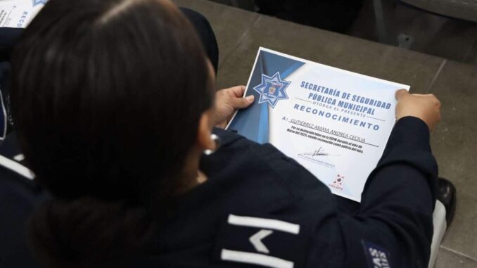 Reconocen a policías municipales por su labor y años de servicio