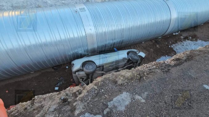 Conductora y su hija caen en zanja de tubería en carretera Chihuahua a Juárez 