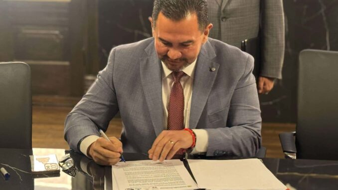 Firma Cruz convenio del Programa de Vivienda para el Bienestar