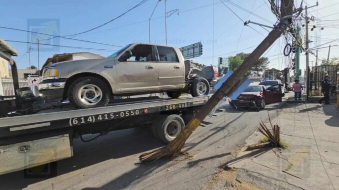 Ebrio provoca choque y derriba poste en Avenida Zaragoza