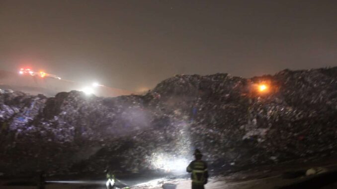 Controlan bomberos y personal del municipio incendio en Relleno Sanitario