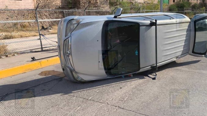 Camioneta termina volcada tras maniobra evasiva en Teófilo Borunda Sur