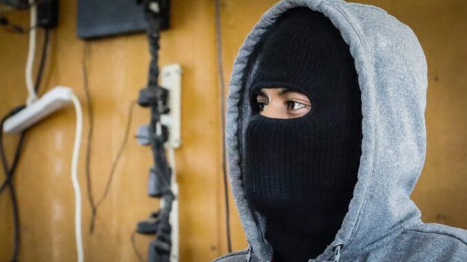 Cárteles usan emojis, hashtags y audios virales en TikTok para reclutar a jóvenes