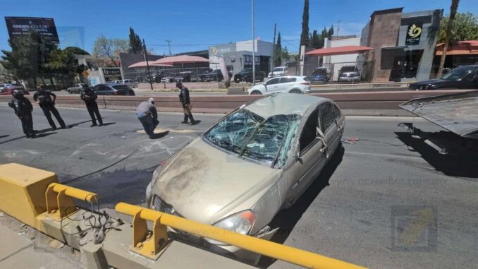 Circulaba a exceso de velocidad y vuelca en la Avenida La Cantera; lo trasladan al hospital