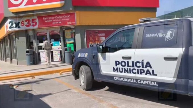 Sujeto armado con cuchillo asalta tienda Oxxo en Teófilo Borunda