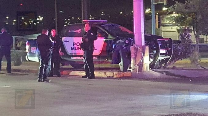 Chocan municipales contra base de concreto de un poste en la avenida Melchor Guaspe