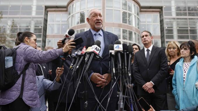 Juez deniega retirar la moción para que los hermanos Menéndez reciban una nueva sentencia