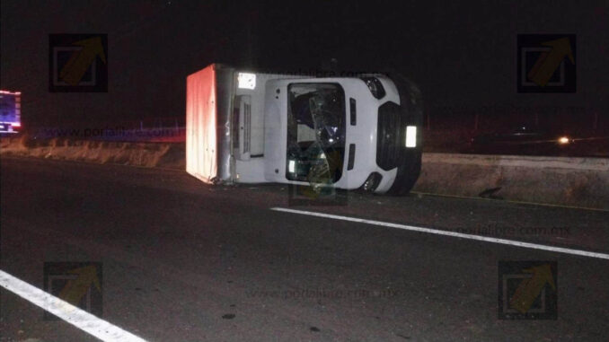 Camioneta de carga vuelca en la carretera Cuauhtémoc-Chihuahua; no hubo lesionados
