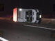 Camioneta de carga vuelca en la carretera Cuauhtémoc-Chihuahua; no hubo lesionados