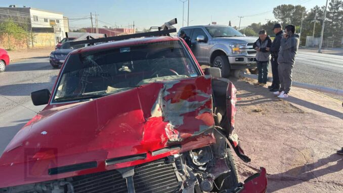 Dos choques en Juan Pablo II; el primero contra luminaria y seguido otro con una base de concreto