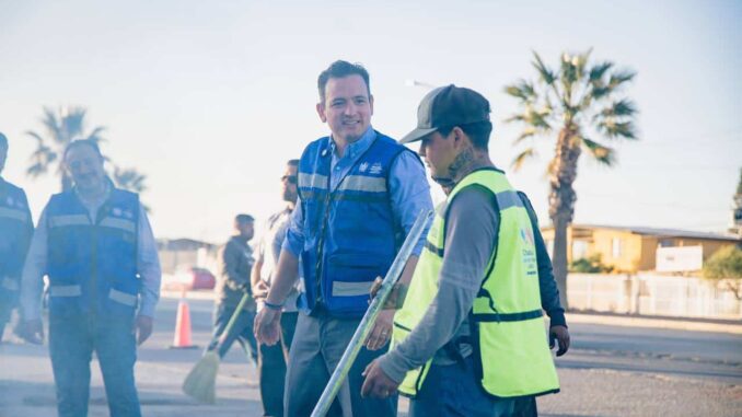 Supervisa alcalde trabajos de bacheo en el boulevard Fuentes Mares