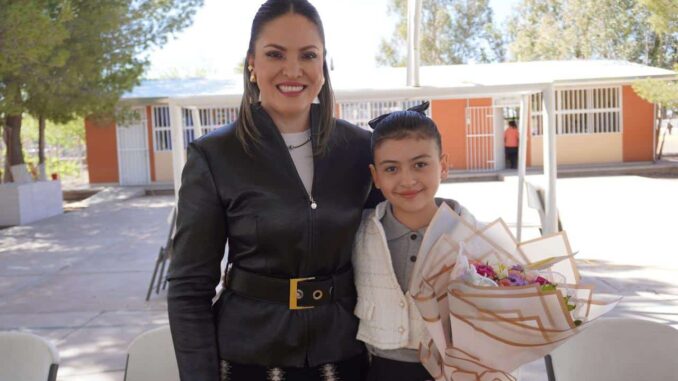 Entrega Yesenia Reyes cheque para mejoras educativas en la escuela Miguel Hidalgo