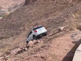 Rescatan camioneta que desbarrancó del mirador del Cerro El Coronel