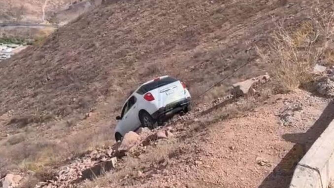Rescatan camioneta que desbarrancó del mirador del Cerro El Coronel