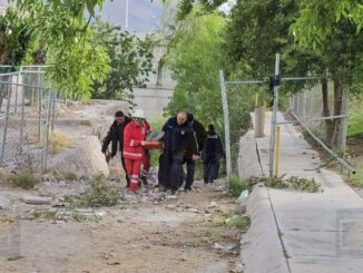 Rescatan a dos tras deslave en estacionamiento abandonado del centro; sus dos perritos mueren 