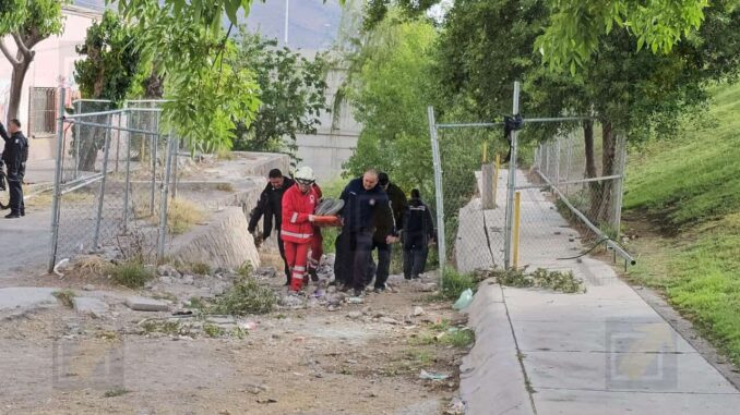 Rescatan a dos tras deslave en estacionamiento abandonado del centro; sus dos perritos mueren 
