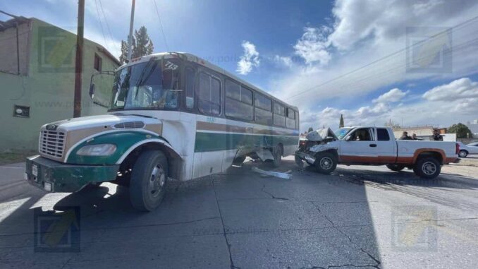 Usuarios testifican tras choque entre urbano y pickup en cruce de vialidades