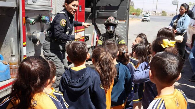 Enseñan Bomberos a pequeños de kínder a prevenir incendios y accidentes en el hogar