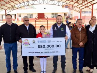 Convive Arturo Medina con niñas y niños de primaria en Guachochi