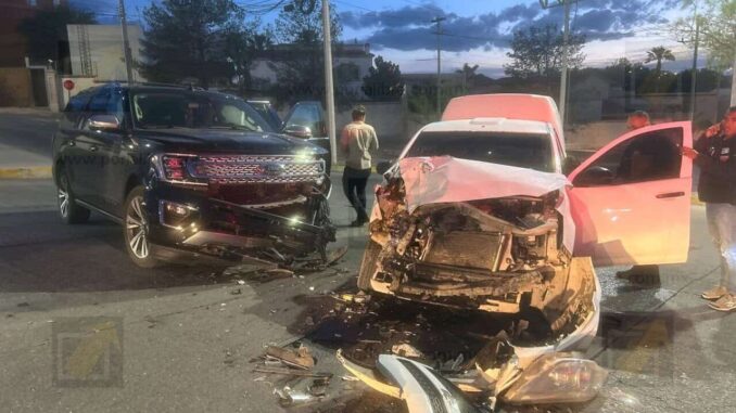 Choque frontal deja cuantiosos daños materiales en Puerta de Hierro
