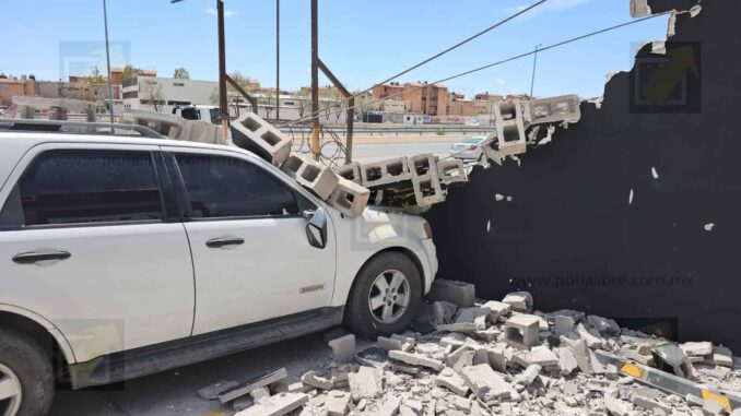 Colapsa barda en Los Nogales y aplasta dos vehículos