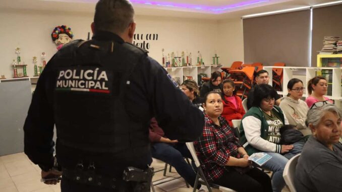 Realizan plática preventiva de adicciones a padres de primaria