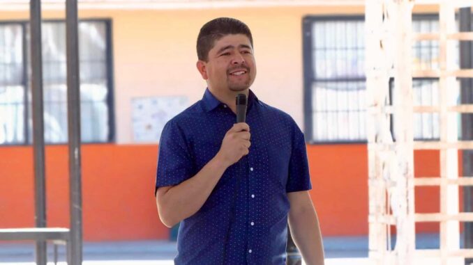 Reconoce Saúl Mireles a alumna del Parlamento Infantil y entrega apoyo a primaria de Cuauhtémoc