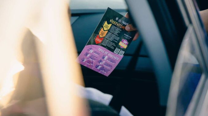 Reparte alcalde folletos en Crucero Violeta para concientizar sobre violencia de género