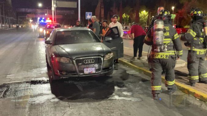Vehículo se incendia frente al Tecnológico 1 sin reportar lesionados