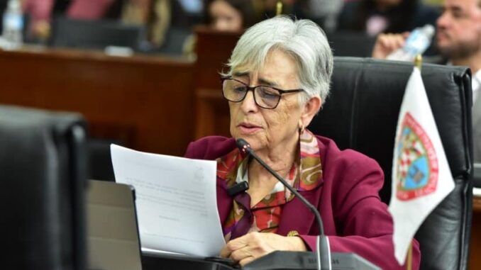 Convocan a poderes y ayuntamientos a iluminar los edificios públicos con los colores azul y morado