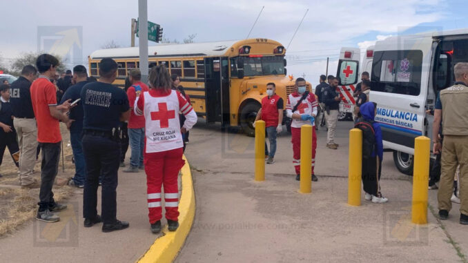 Camión escolar de secundaria de Delicias pasa por tope o bache y resultan alumnos lesionados