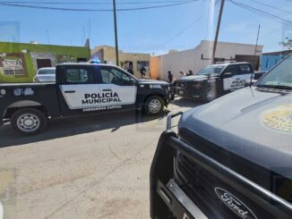 Mujer resulta con fractura tras doble agresión; buscan a su pareja 