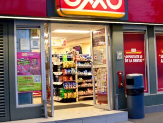 Rateros huyen con botín de frituras y helados tras robo en OXXO de Casa Colorada