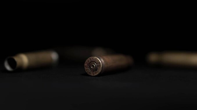 Matan a cuatro e incendian lote de autos en Monterrey