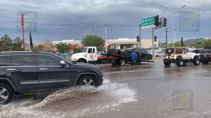 Inundaciones por lluvias colapsan vialidades en diversos puntos de la ciudad
