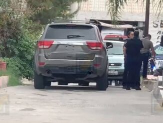 Abandonan vehículo tras disparos en colonia Santa Rosa
