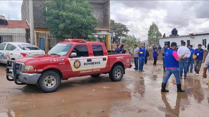 Atiende personal de Bomberos 3 bardas caídas al norte de la ciudad por afectación pluvial